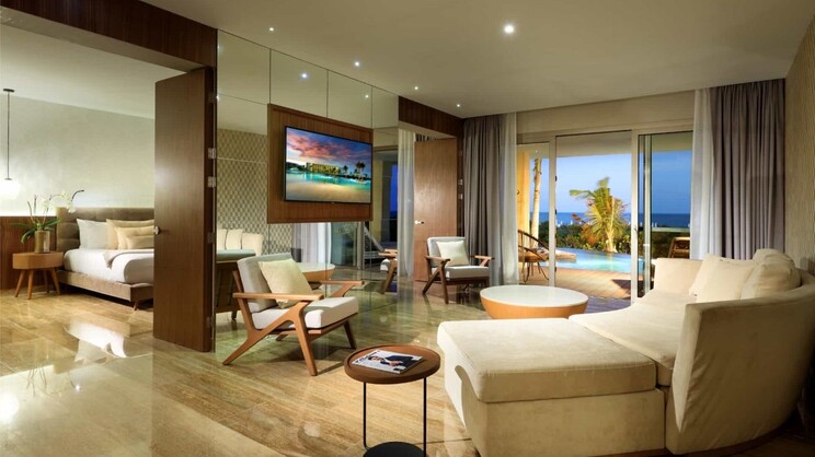Signature Suite Swim Up Beachside Ocean View